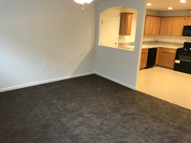 3077 Bright St in Tulare, CA - Building Photo - Building Photo