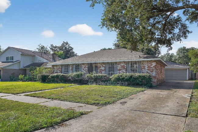 15707 Lone Tree Dr in Houston, TX - Building Photo - Building Photo