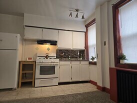1622 Bainbridge St, Unit 2R in Philadelphia, PA - Building Photo