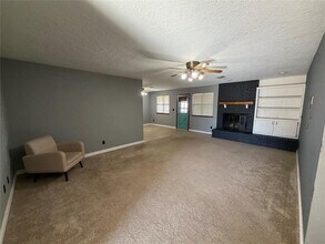 33 Peterson Dr in Clinton, OK - Building Photo - Building Photo