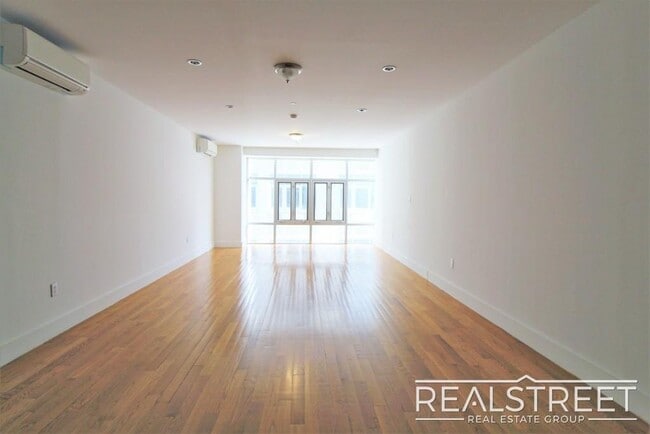 LUXURY 1 BED LOFT in Queens!