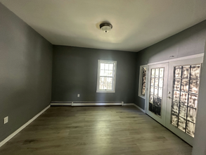 12 Falkirk Ave in Woodbury, NY - Foto de edificio - Building Photo
