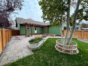 1642 NW Hickory Pl in Redmond, OR - Building Photo - Building Photo