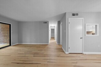 500 Umstead Dr in Chapel Hill, NC - Foto de edificio - Building Photo