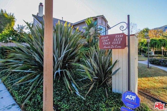 1345 Avenida de Cortez in Los Angeles, CA - Building Photo - Building Photo