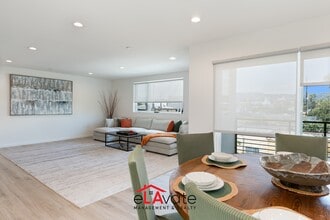 1035 N Serrano Ave in Los Angeles, CA - Foto de edificio - Building Photo