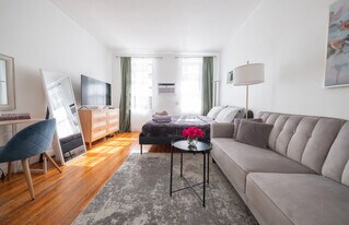 328 E 74th St in New York, NY - Building Photo