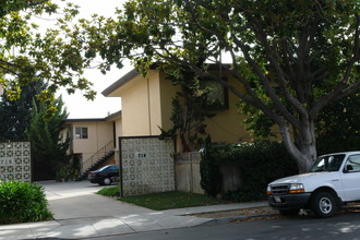 714 N Claremont St in San Mateo, CA - Foto de edificio - Building Photo