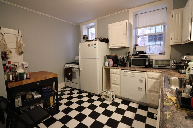 136 Pleasant St in Brookline, MA - Building Photo - Building Photo