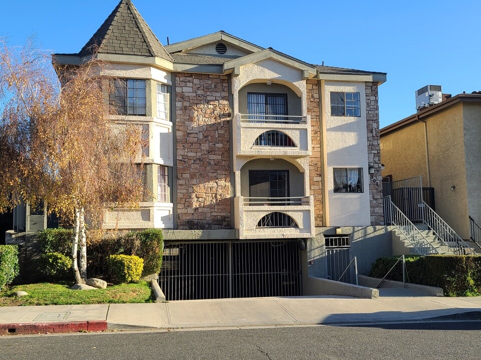 302 E Elmwood Ave, Unit J in Burbank, CA - Building Photo