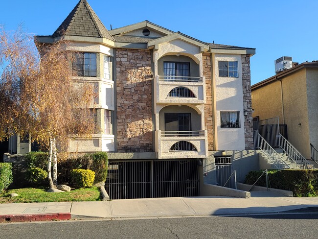 302 E Elmwood Ave, Unit J
