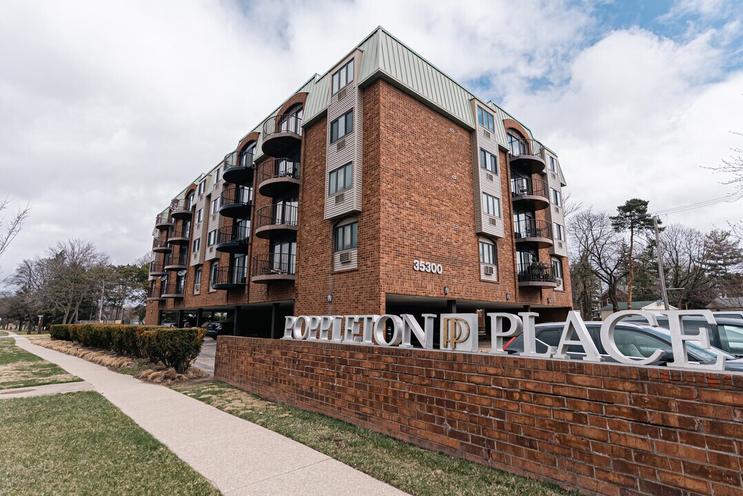 35300 Woodward Ave, Unit #406 in Birmingham, MI - Foto de edificio