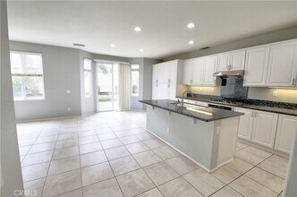 44 Pembroke in Irvine, CA - Foto de edificio - Building Photo