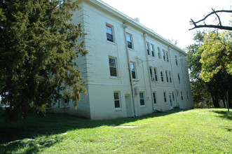 College Park Apartments in Bellevue, NE - Building Photo - Building Photo