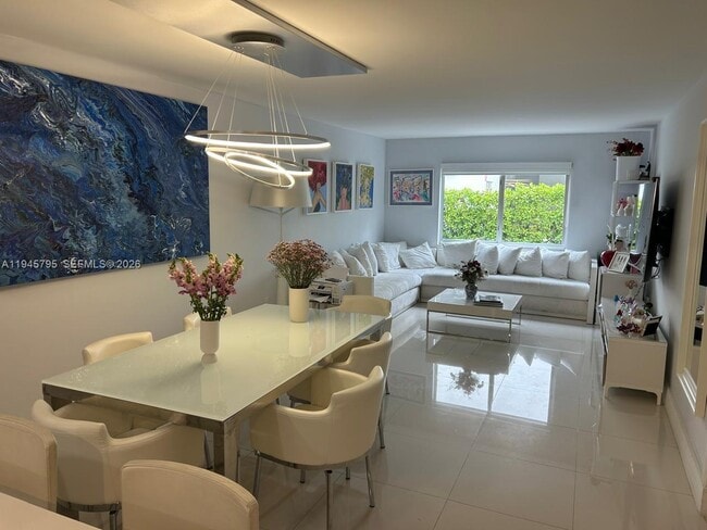 251 Galen Dr in Key Biscayne, FL - Foto de edificio - Building Photo