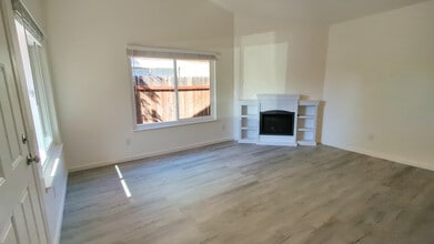10402 S White Rock Rd in Rancho Cordova, CA - Foto de edificio - Building Photo