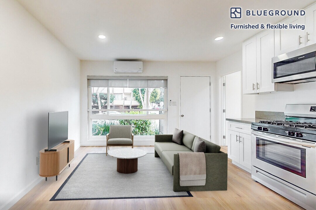 7949 Romaine St in West Hollywood, CA - Building Photo