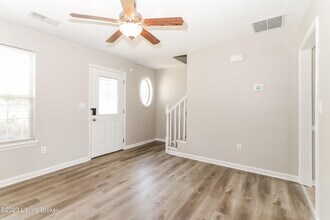 8205 Rachel Ln in Sellersburg, IN - Foto de edificio - Building Photo