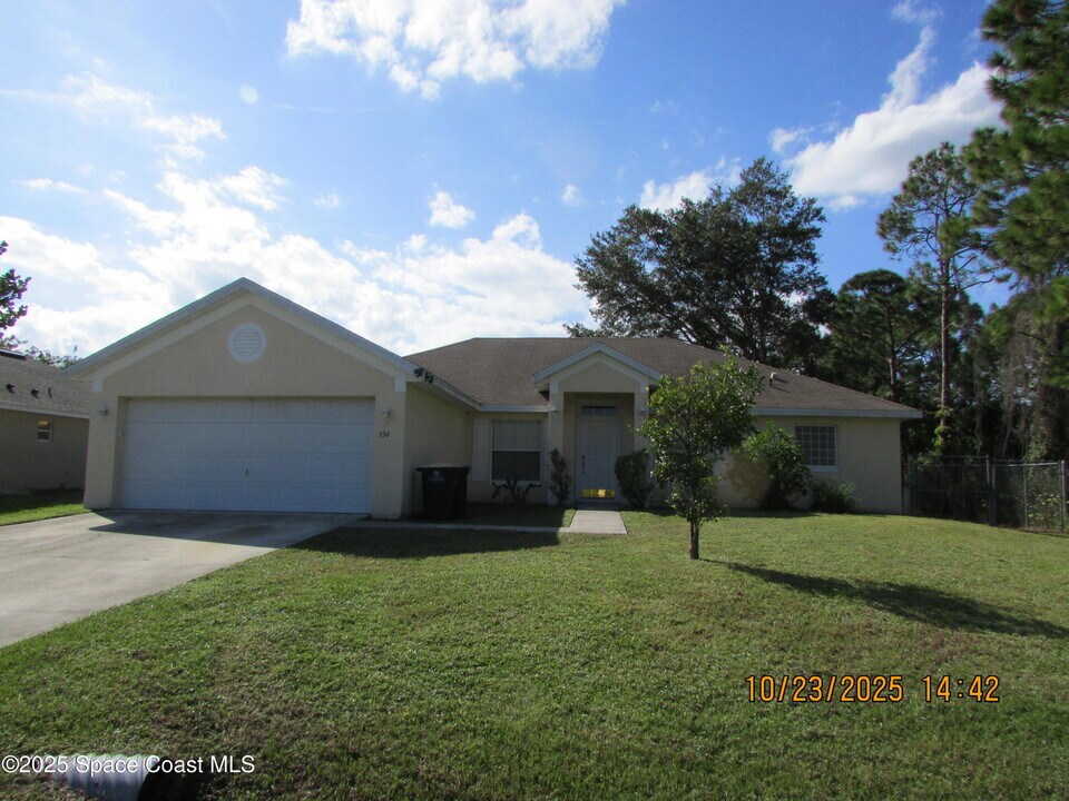 534 White Plains Ave SW in Palm Bay, FL - Building Photo