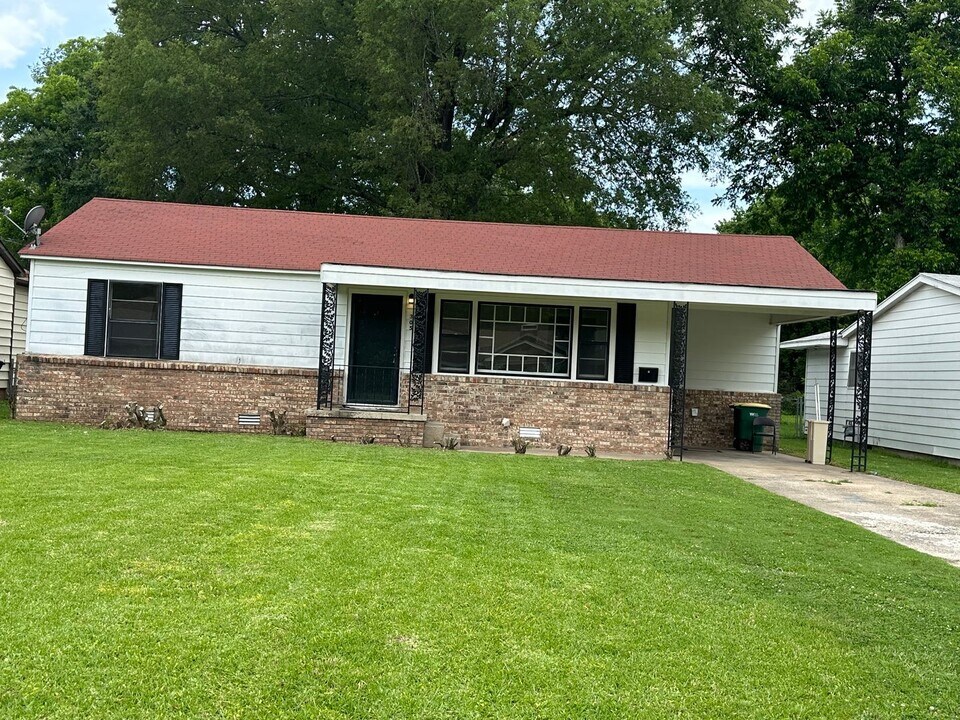 305 Mills St in North Little Rock, AR - Building Photo