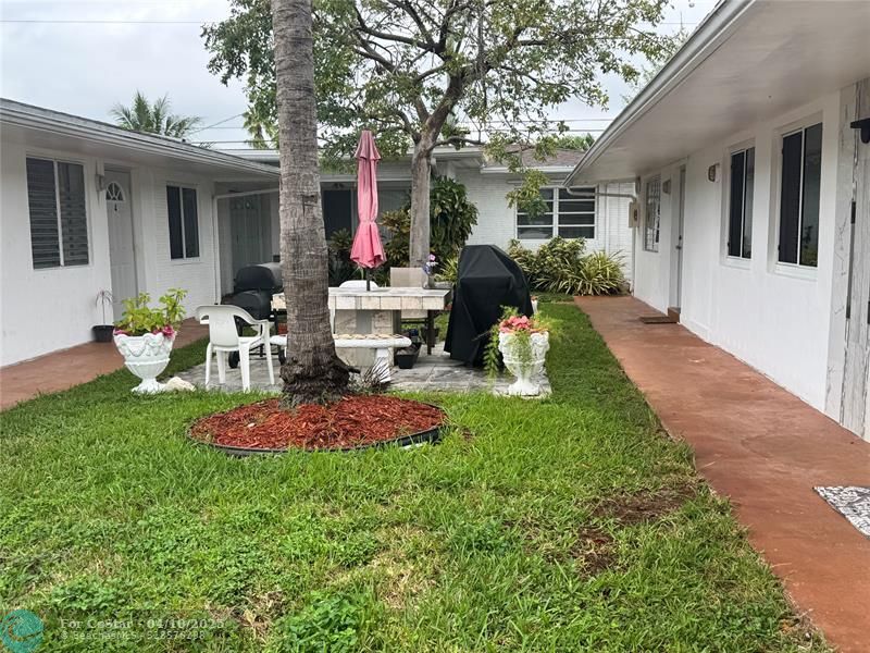 823 NE 10th St in Hallandale Beach, FL - Building Photo