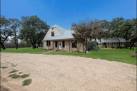 200 Blue Bonnet Dr in Bandera, TX - Foto de edificio - Building Photo