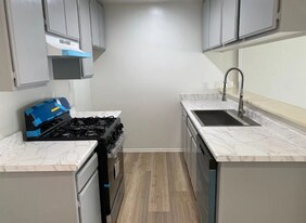 14743 Sylvan St in Los Angeles, CA - Building Photo