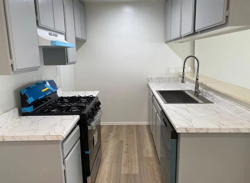 14743 Sylvan St in Los Angeles, CA - Building Photo