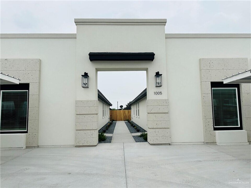 1005 Sugar Gdn Dr in Pharr, TX - Building Photo
