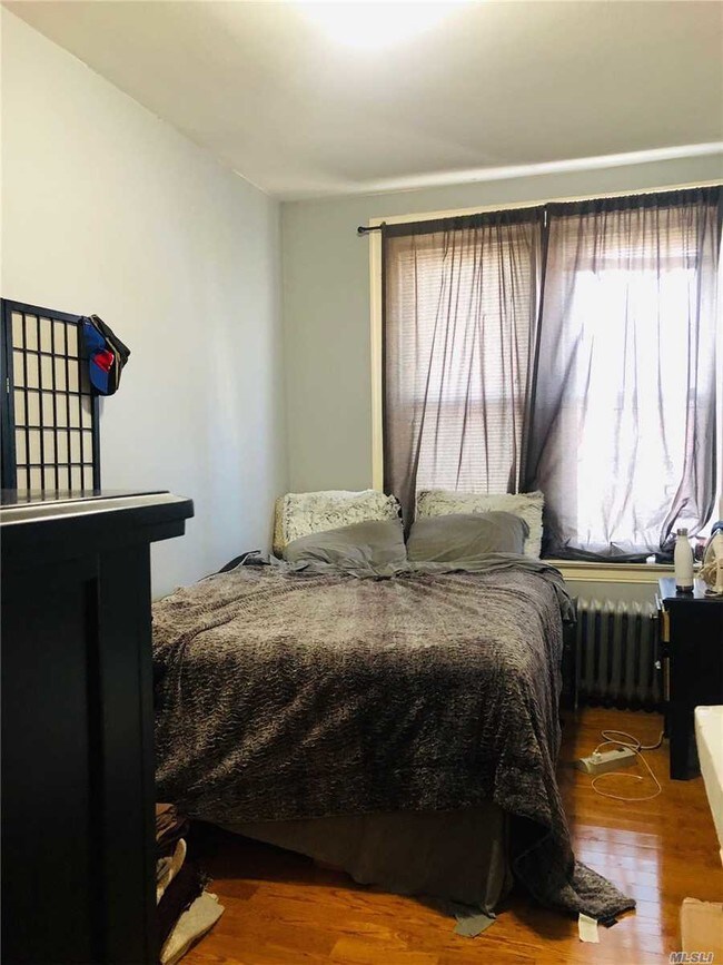 32-14 46th St-Unit -2 in Queens, NY - Building Photo - Building Photo