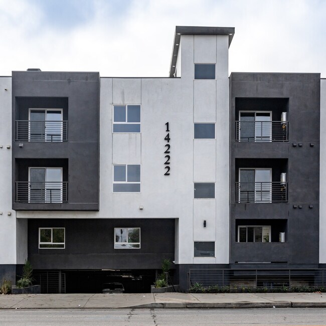 14222 Victory Blvd in Van Nuys, CA - Building Photo - Building Photo