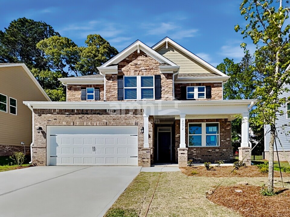 2072 Windsor Park Ave in Dacula, GA - Foto de edificio