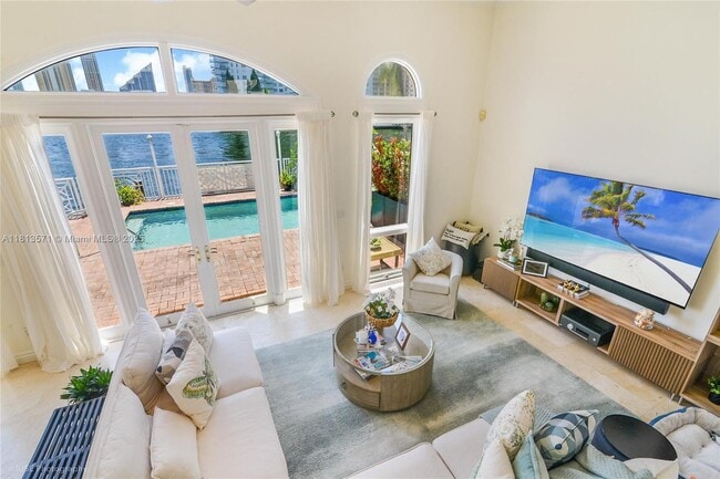 3972 NE 171st St in North Miami Beach, FL - Foto de edificio - Building Photo
