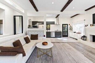 1923 Sunset Plaza Dr in Los Angeles, CA - Building Photo