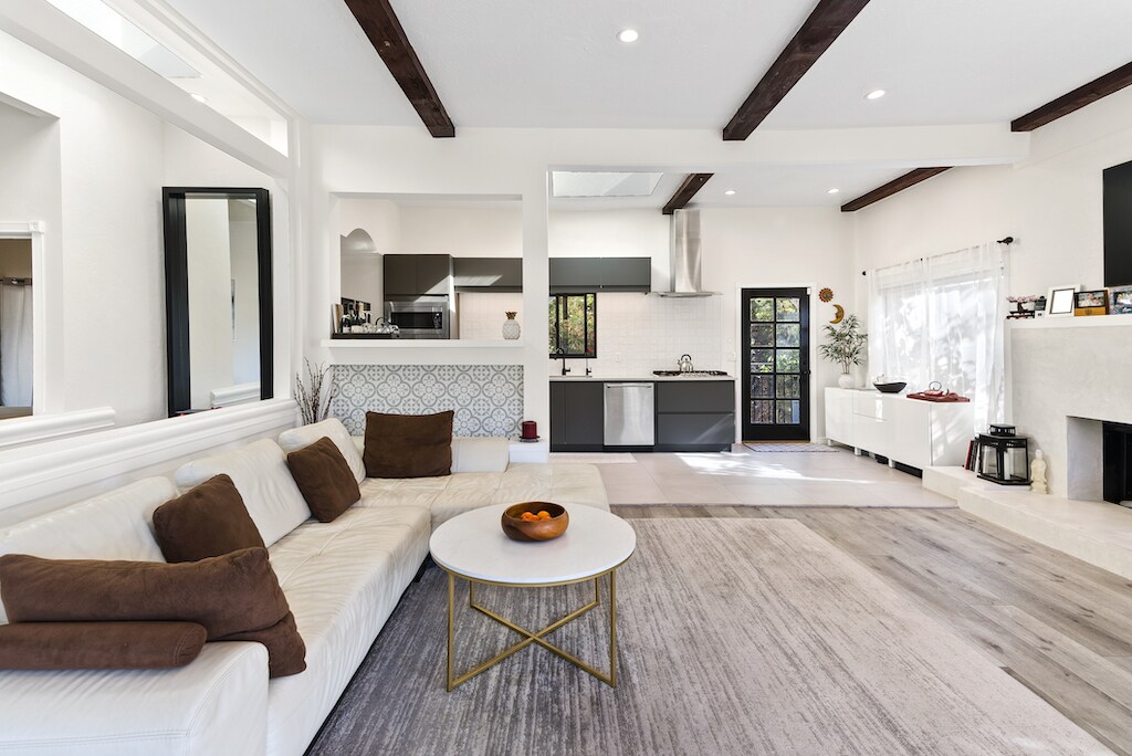 1923 Sunset Plaza Dr in Los Angeles, CA - Building Photo