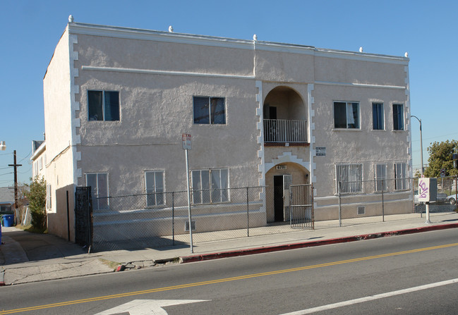 6701 S San Pedro St in Los Angeles, CA - Foto de edificio - Building Photo