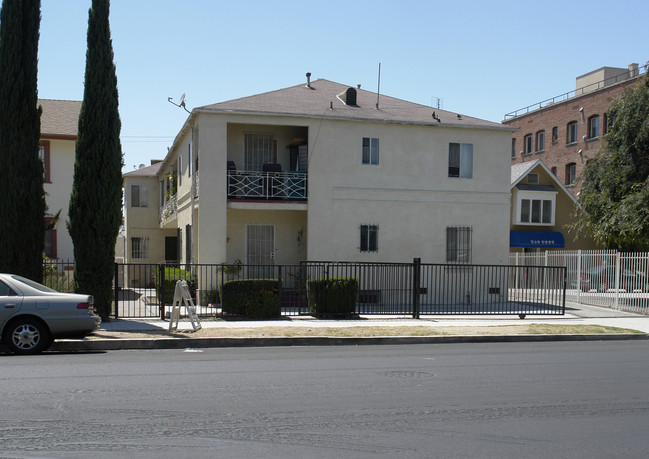 153 N Oakwood Ave in Los Angeles, CA - Building Photo - Building Photo