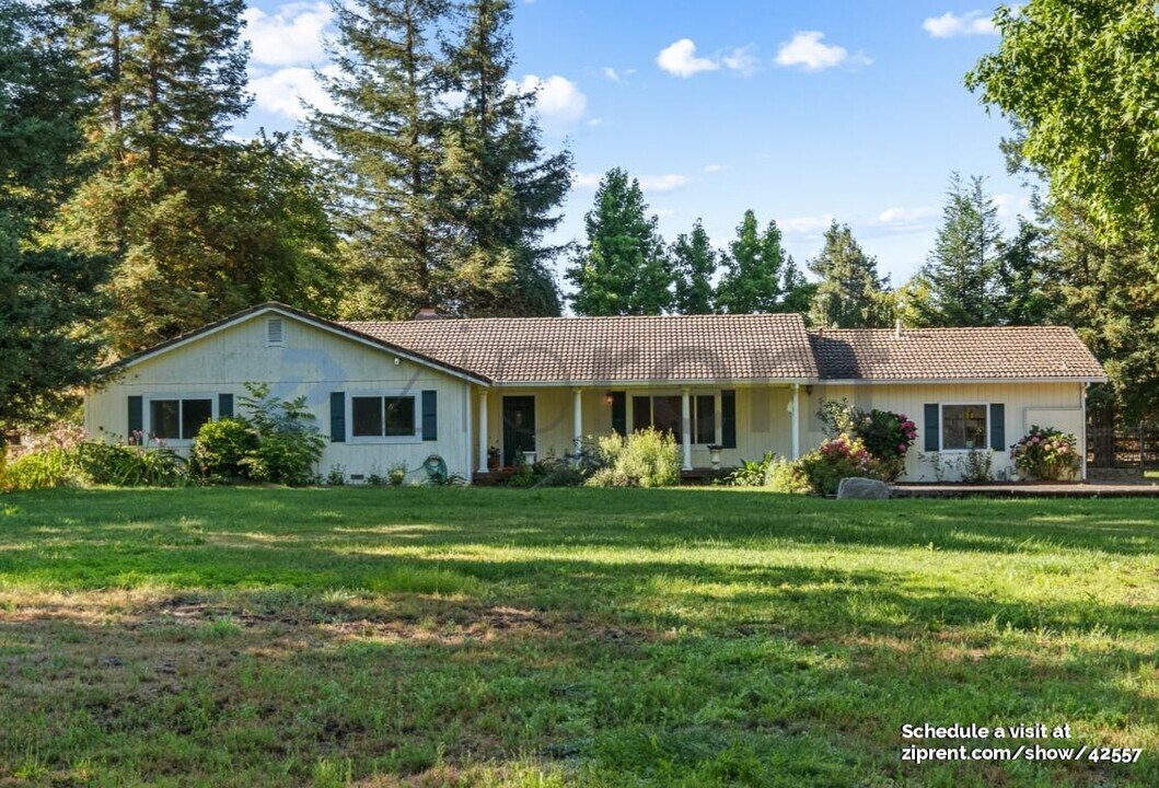 1894 E Cotati Ave in Penngrove, CA - Foto de edificio