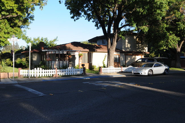 518 Granger Ave in Modesto, CA - Foto de edificio - Building Photo