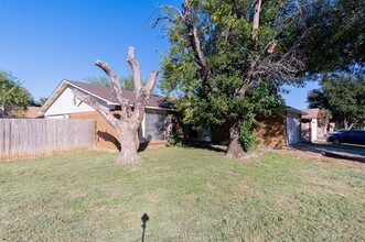 7701 Four Winds Dr in Fort Worth, TX - Building Photo - Building Photo