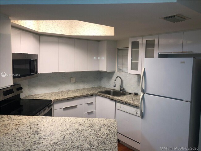 8225 Lake Dr-Unit -302 in Doral, FL - Building Photo - Building Photo