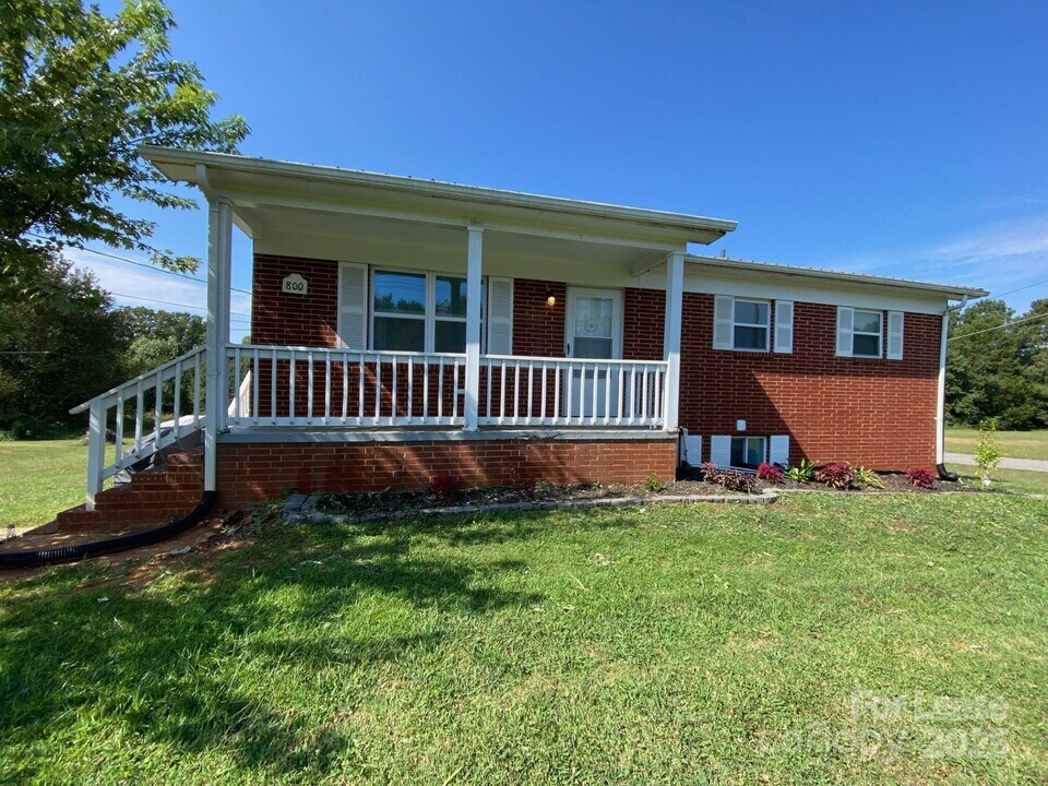 800 St James Church Rd in Newton, NC - Building Photo