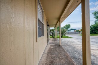 8430 Round Rock Dr, Unit 8 in Houston, TX - Foto de edificio - Building Photo