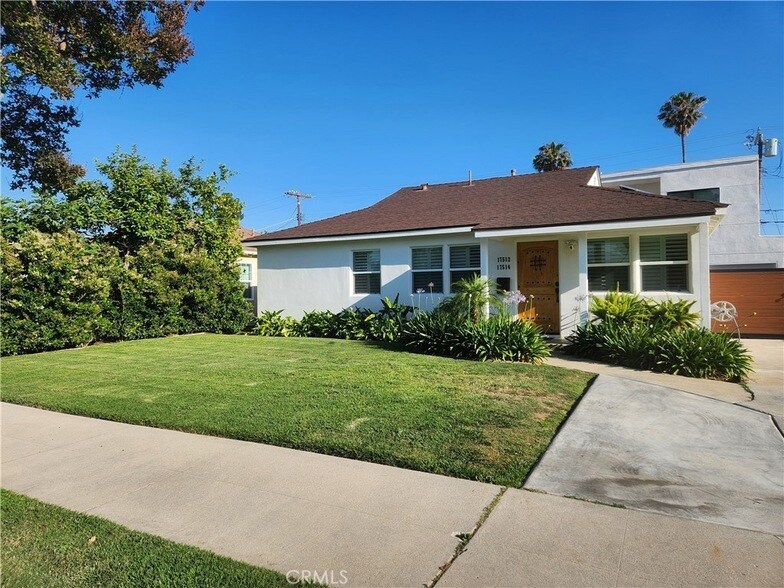 17512 Lanark St in Los Angeles, CA - Building Photo