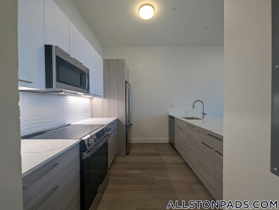 1079 Commonwealth Ave in Boston, MA - Building Photo