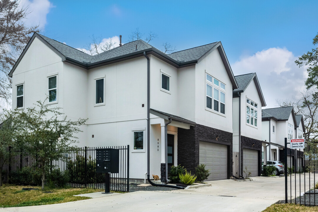 Woodcrest Court in Houston, TX - Foto de edificio