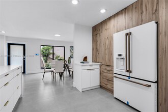 7106 SW 103rd Pl in Miami, FL - Foto de edificio - Building Photo