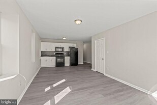 1018 S 52nd St in Philadelphia, PA - Building Photo
