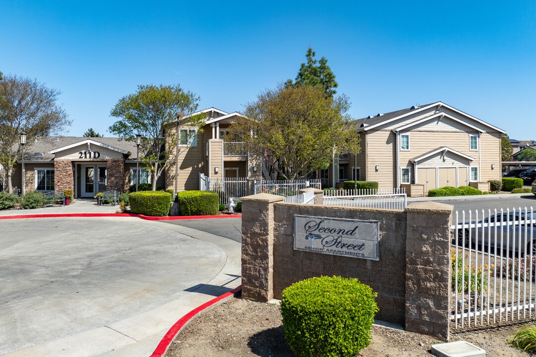 Second Street Senior in Dixon, CA - Foto de edificio
