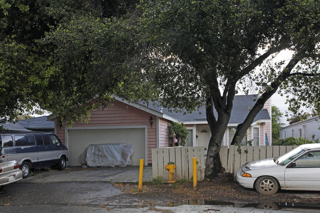 2200 Menalto St in East Palo Alto, CA - Building Photo - Building Photo